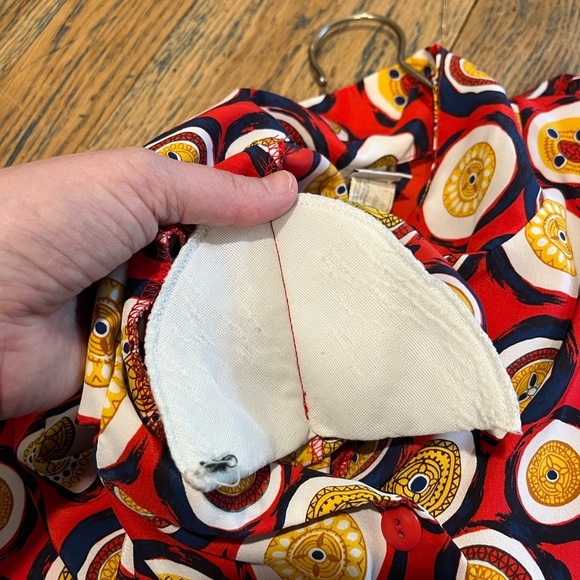 ELITE – Red Printed Button-Up Blouse – Size 10 - Picture 6 of 9